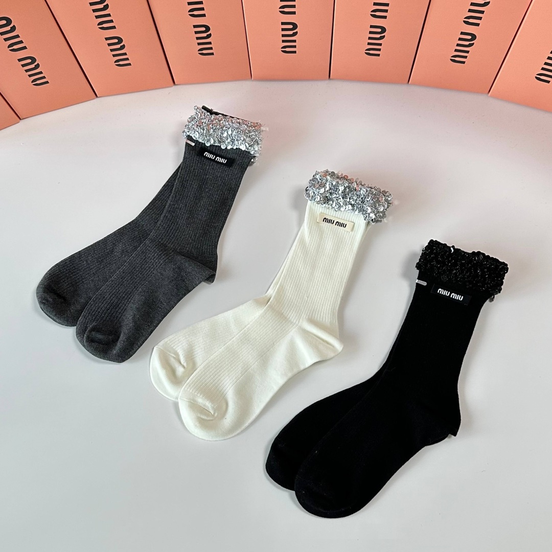 💛配包装MiuMiu（缪缪）新款经典重工饰品袜堆堆袜袜子！一盒一双， 专柜同步筒款袜子，💛大牌出街，潮人