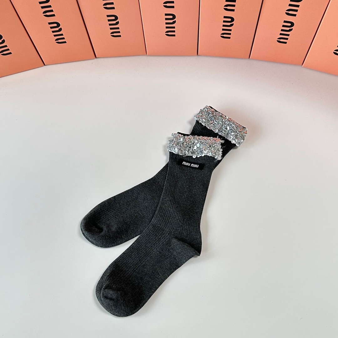 💛配包装MiuMiu（缪缪）新款经典重工饰品袜堆堆袜袜子！一盒一双， 专柜同步筒款袜子，💛大牌出街，潮人