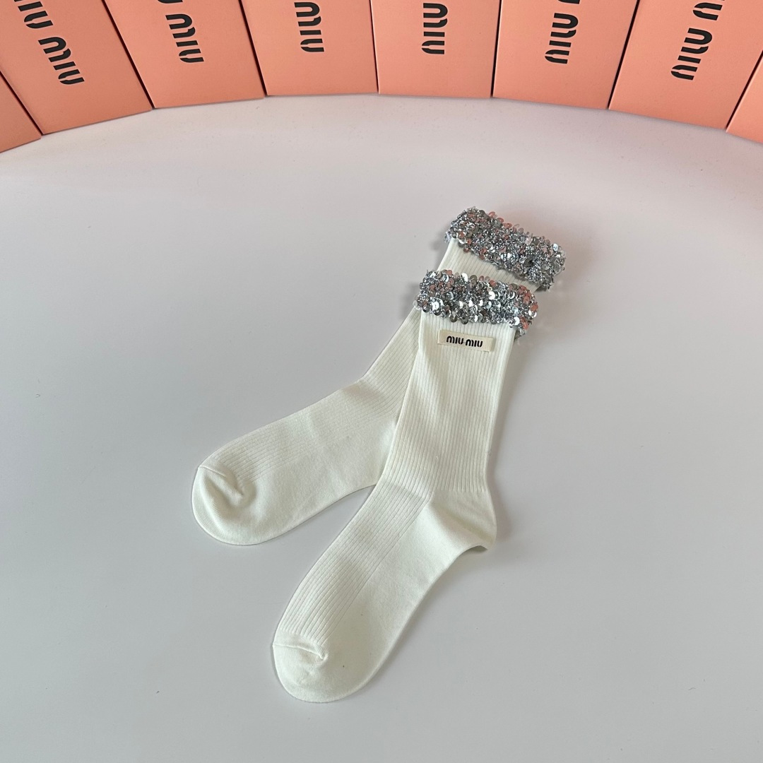 💛配包装MiuMiu（缪缪）新款经典重工饰品袜堆堆袜袜子！一盒一双， 专柜同步筒款袜子，💛大牌出街，潮人