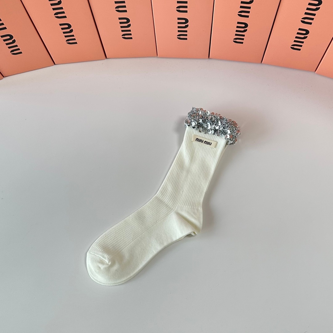 💛配包装MiuMiu（缪缪）新款经典重工饰品袜堆堆袜袜子！一盒一双， 专柜同步筒款袜子，💛大牌出街，潮人