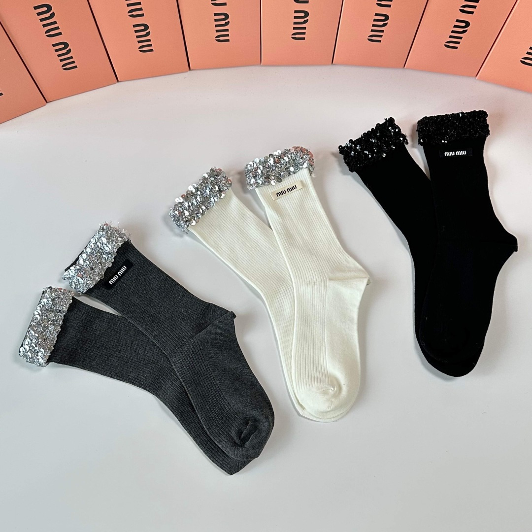 💛配包装MiuMiu（缪缪）新款经典重工饰品袜堆堆袜袜子！一盒一双， 专柜同步筒款袜子，💛大牌出街，潮人