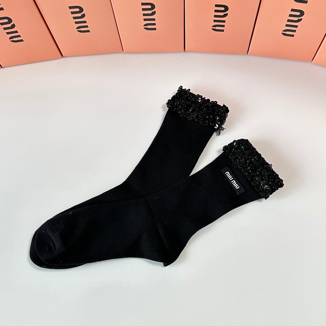 💛配包装MiuMiu（缪缪）新款经典重工饰品袜堆堆袜袜子！一盒一双， 专柜同步筒款袜子，💛大牌出街，潮人