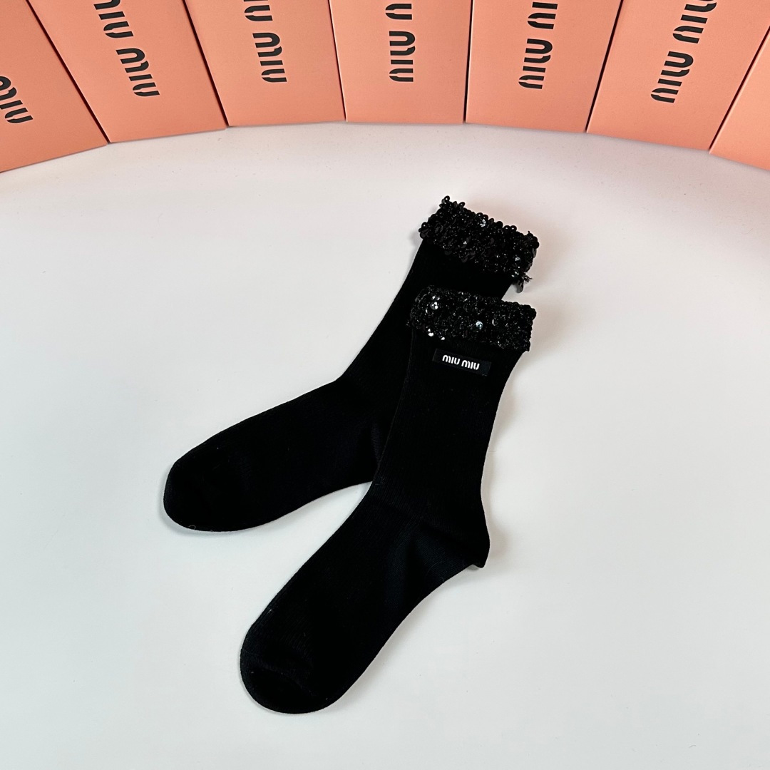 💛配包装MiuMiu（缪缪）新款经典重工饰品袜堆堆袜袜子！一盒一双， 专柜同步筒款袜子，💛大牌出街，潮人