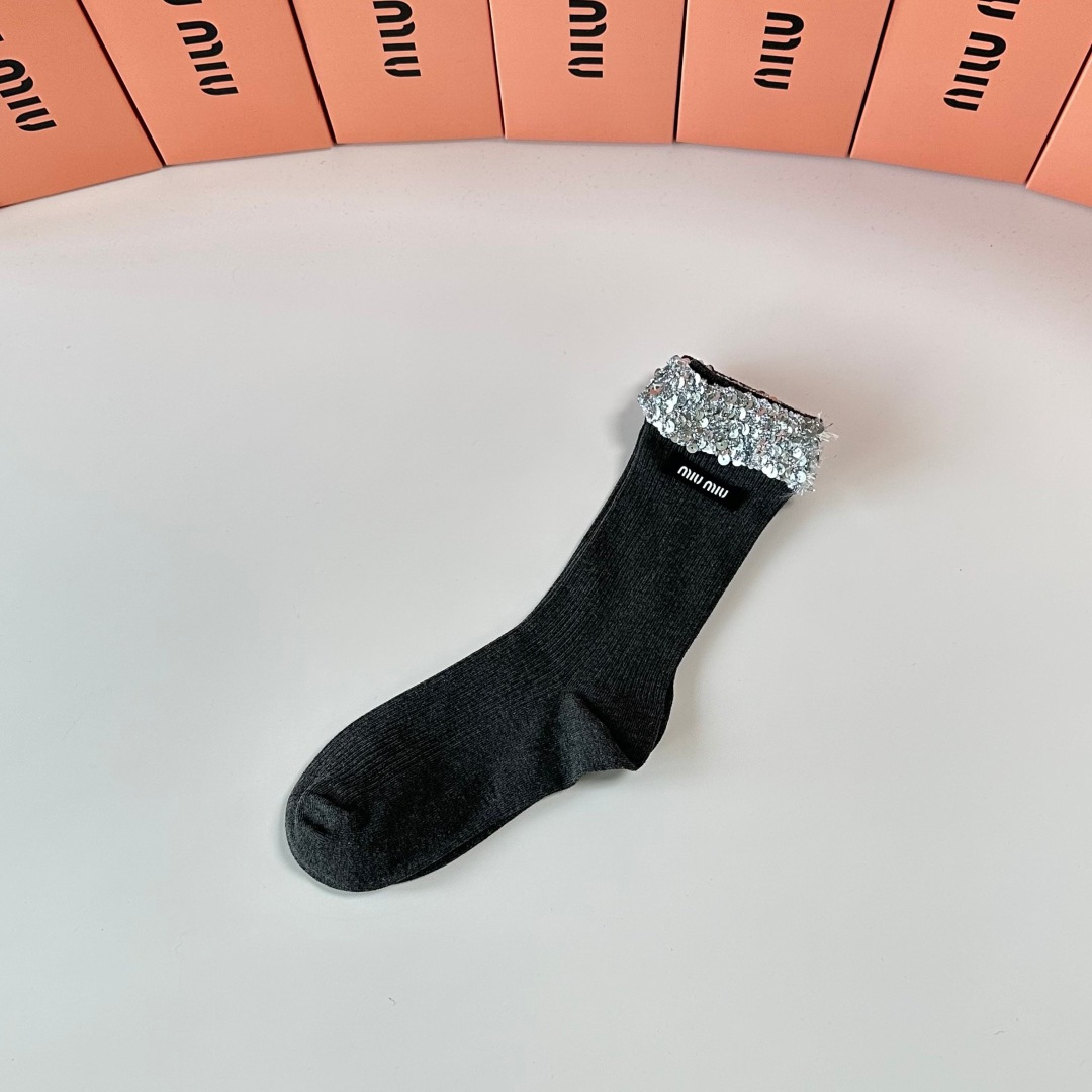 💛配包装MiuMiu（缪缪）新款经典重工饰品袜堆堆袜袜子！一盒一双， 专柜同步筒款袜子，💛大牌出街，潮人