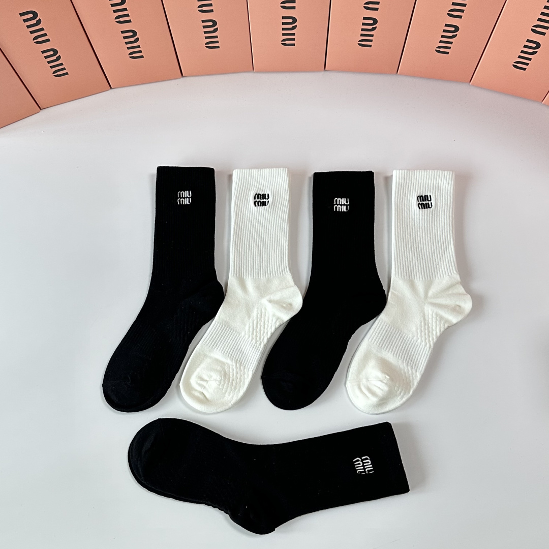 💛配包装MiuMiu（缪缪）新款刺绣中长款堆堆袜袜子！一盒五双， 专柜同步筒款袜子，💛大牌出街，潮人必备