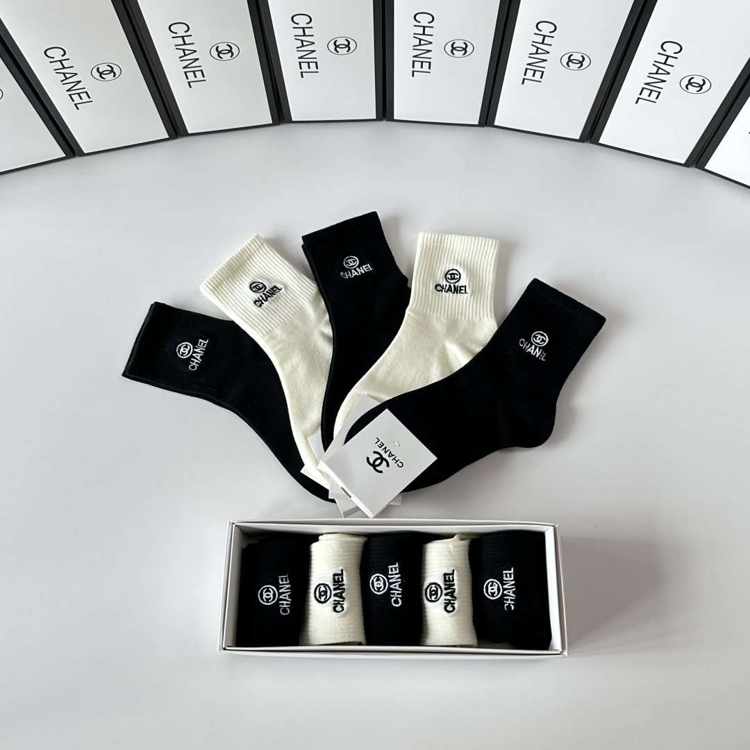💛配专柜包装Chanel（香奈儿）新款刺绣中长款堆堆袜袜子！一盒五双，专柜同步筒袜袜子，💛大牌出街，潮人