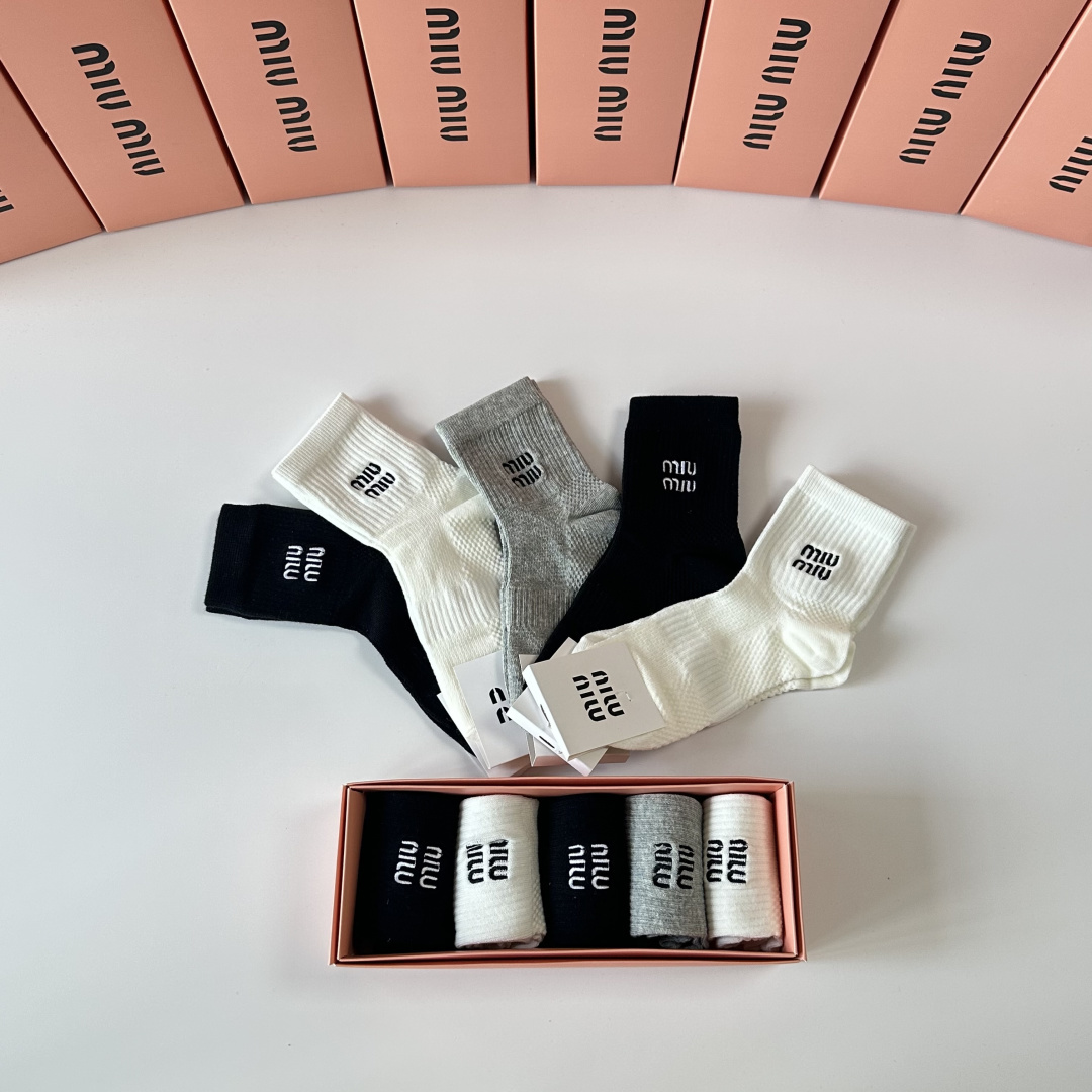 💛配专柜包装MiuMiu（缪缪）新款中长款堆堆袜袜子！一盒五双，专柜同步筒袜袜子，💛大牌出街，潮人必备🔥