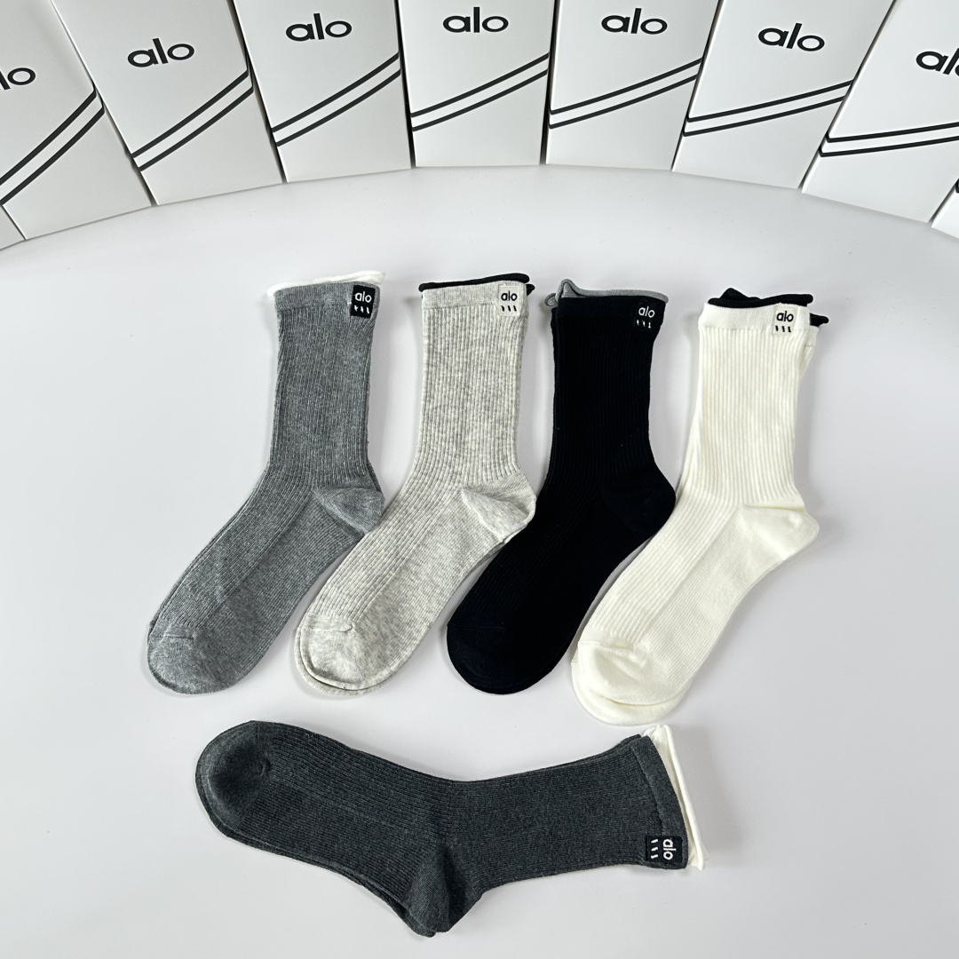 💛配包装ALO 新款羊绒刺绣中长款堆堆袜袜子！一盒五双， 专柜同步筒款袜子，💛大牌出街，潮人必备🔥超好搭