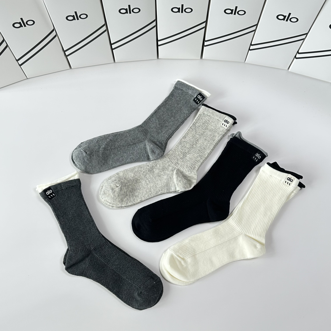 💛配包装ALO 新款羊绒刺绣中长款堆堆袜袜子！一盒五双， 专柜同步筒款袜子，💛大牌出街，潮人必备🔥超好搭