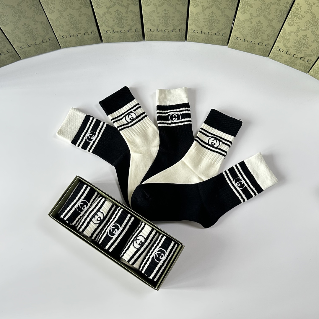 💛配专柜包装Gucci（古驰）新款刺绣中长款堆堆袜袜子！一盒五双，专柜同步筒袜袜子，💛大牌出街，潮人必备