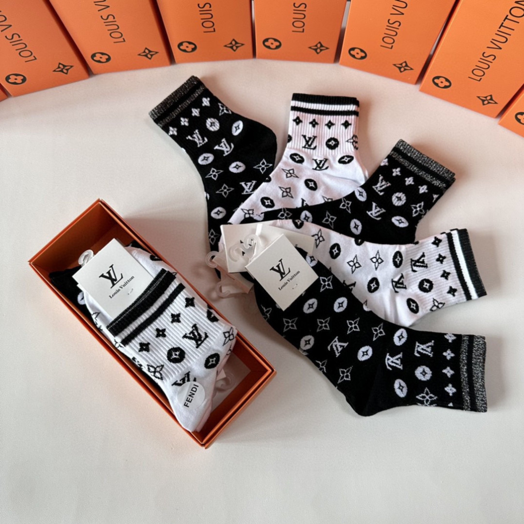 💛配专柜包装LV（路易威登）新款中长款堆堆袜袜子！一盒五双，专柜同步筒袜袜子，💛大牌出街，潮人必备🔥超好