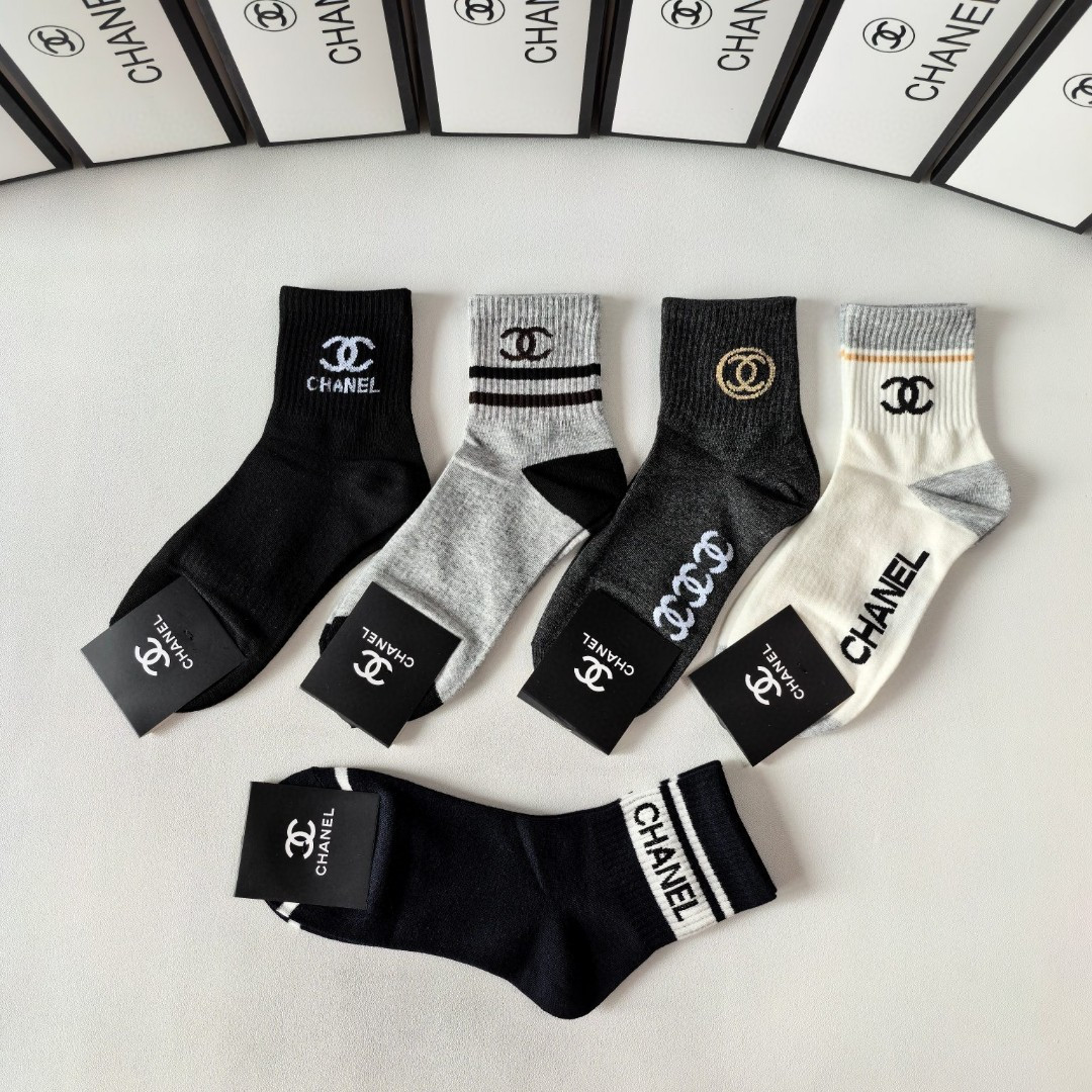 💛配专柜包装Chanel(香奈儿) 新款中长款堆堆袜袜子！一盒五双，专柜同步筒袜袜子，💛大牌出街，潮人必