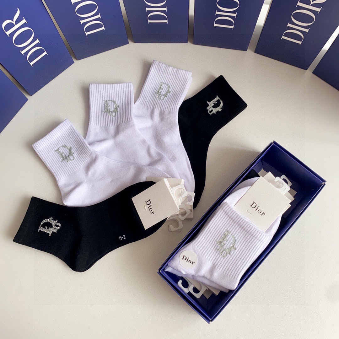 💛配包装DIOR（迪奥）新款经典中长款堆堆袜袜子！一盒五双， 专柜同步筒款袜子，💛大牌出街，潮人必备🔥超