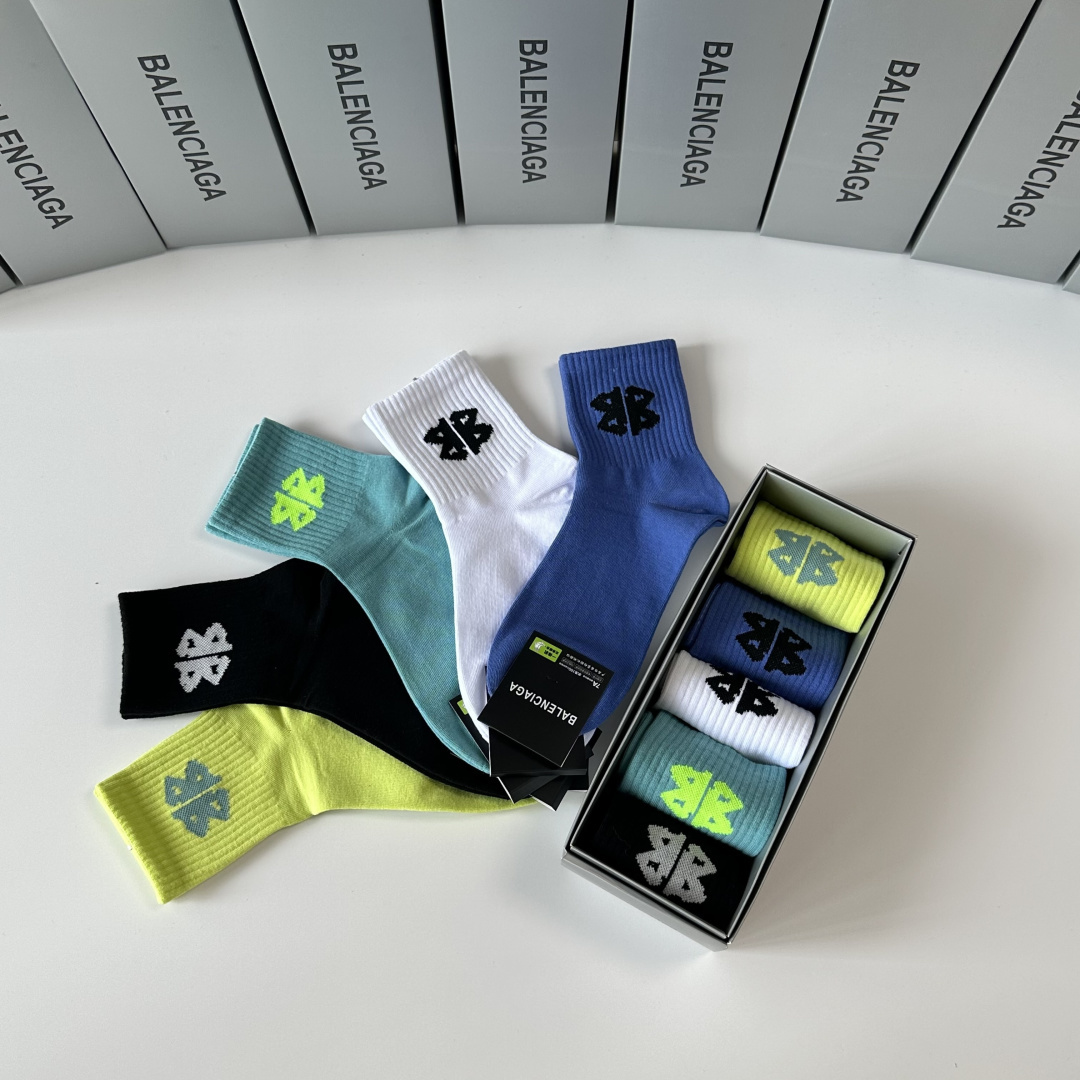 💛配专柜包装Balenciaga（巴黎世家）新款中筒袜堆堆袜袜子！一盒五双，专柜同步筒袜袜子，💛大牌出街