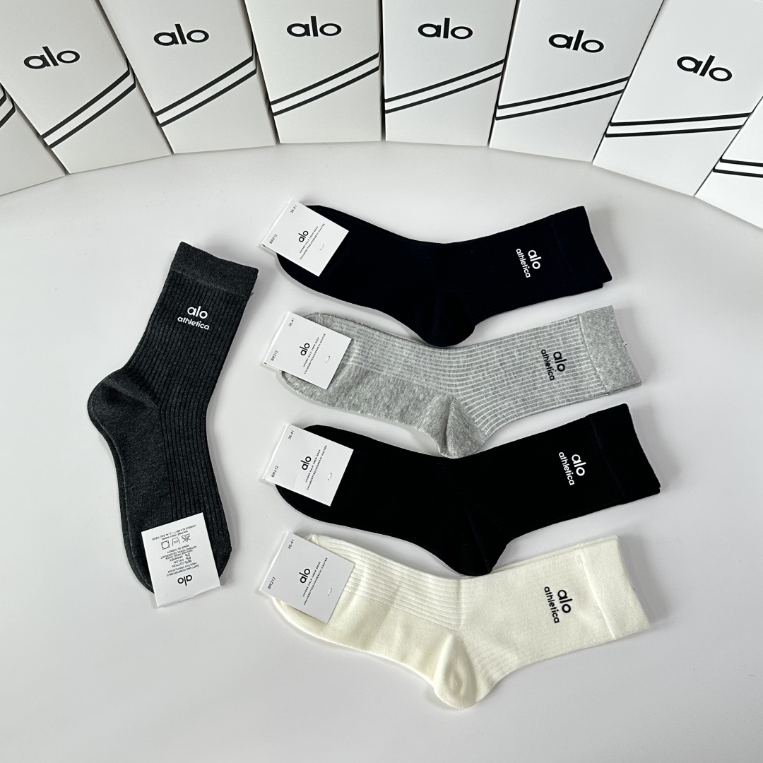 💛配专柜包装ALO 新款烫印中长款堆堆袜袜子！一盒五双，专柜同步筒袜袜子，💛大牌出街，潮人必备🔥超好搭。