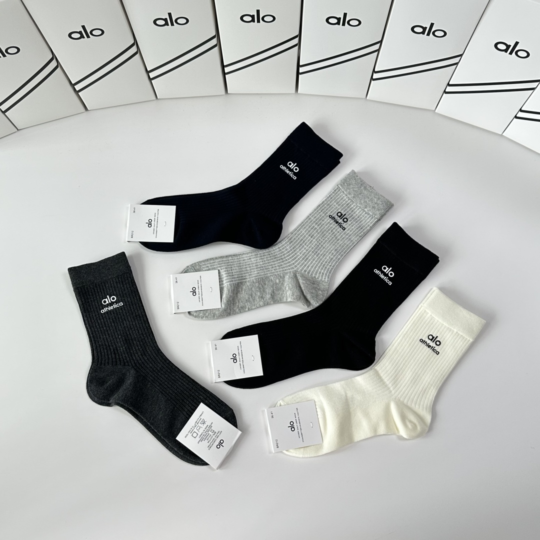 💛配专柜包装ALO 新款烫印中长款堆堆袜袜子！一盒五双，专柜同步筒袜袜子，💛大牌出街，潮人必备🔥超好搭。