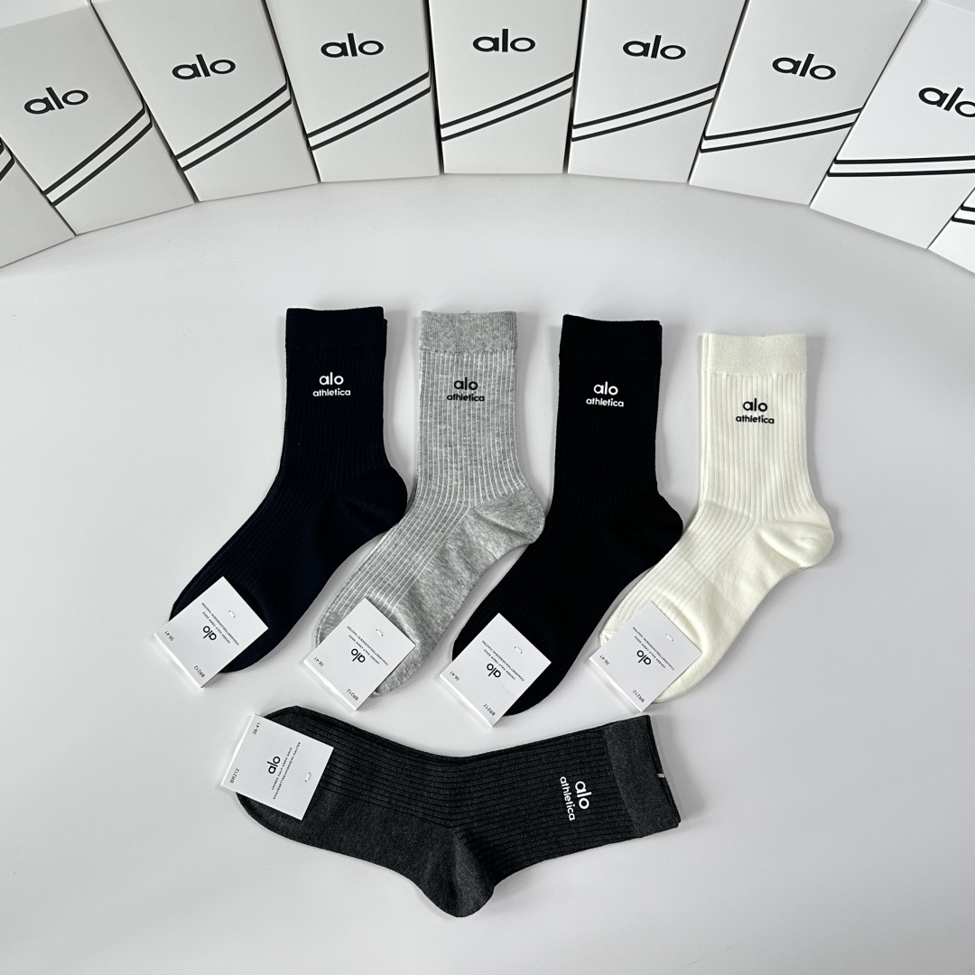 💛配专柜包装ALO 新款烫印中长款堆堆袜袜子！一盒五双，专柜同步筒袜袜子，💛大牌出街，潮人必备🔥超好搭。