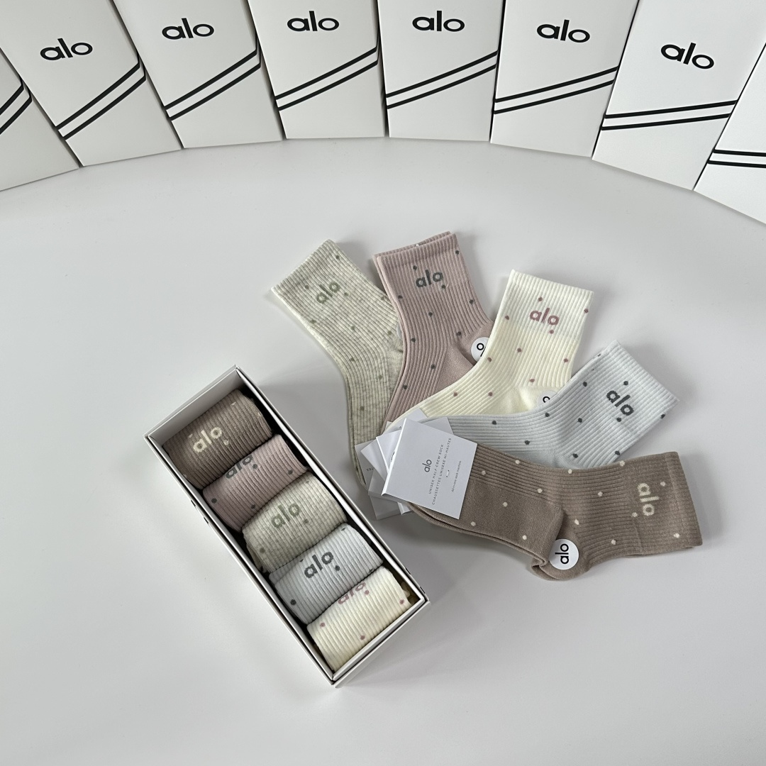 💛配专柜包装ALO 新款中长款堆堆袜袜子！一盒五双，专柜同步筒袜袜子，💛大牌出街，潮人必备🔥超好搭。