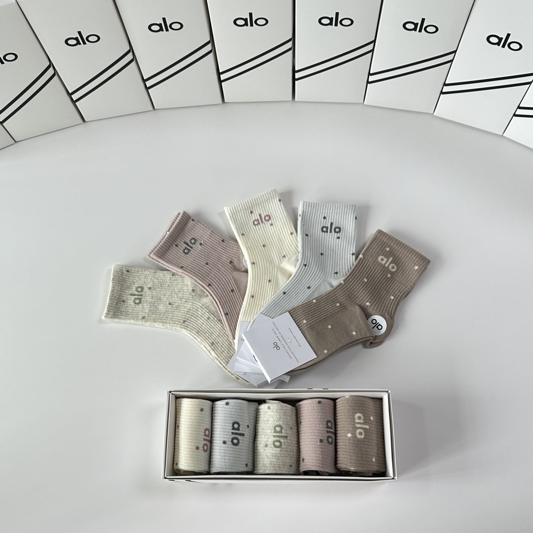 💛配专柜包装ALO 新款中长款堆堆袜袜子！一盒五双，专柜同步筒袜袜子，💛大牌出街，潮人必备🔥超好搭。