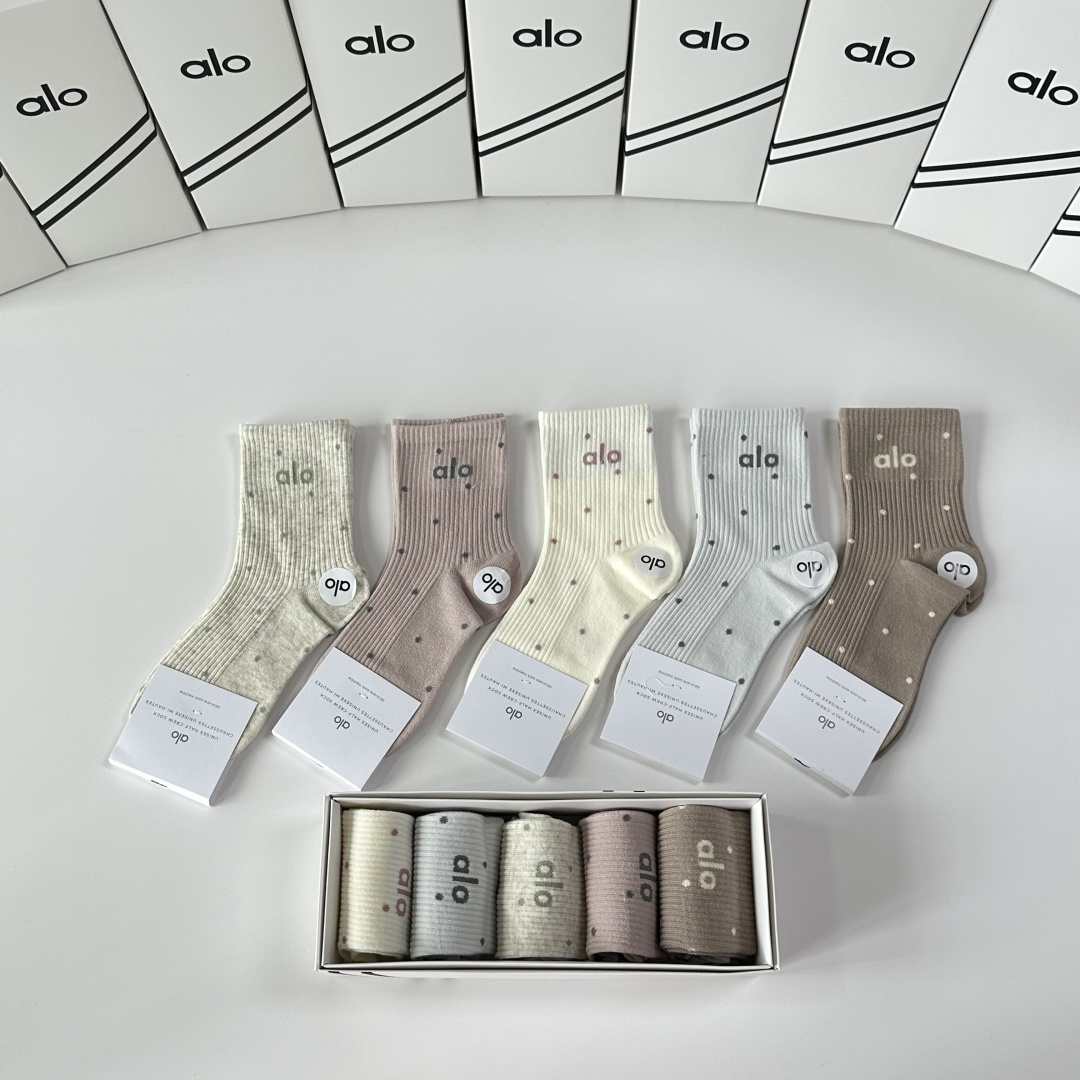 💛配专柜包装ALO 新款中长款堆堆袜袜子！一盒五双，专柜同步筒袜袜子，💛大牌出街，潮人必备🔥超好搭。