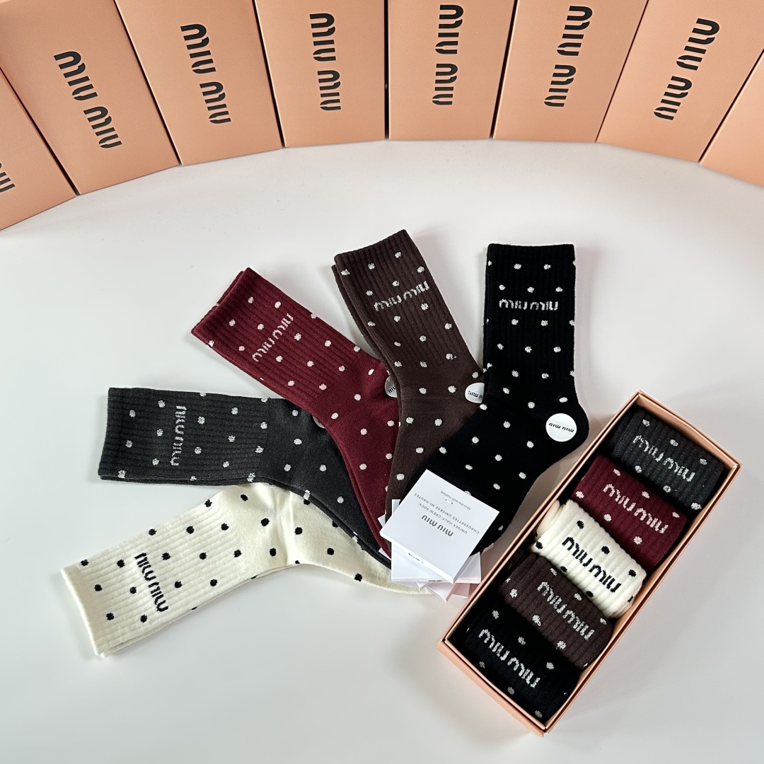 💛配专柜包装MiuMiu（缪缪）新款羊毛中长款堆堆袜袜子！一盒五双，专柜同步筒袜袜子，💛大牌出街，潮人必