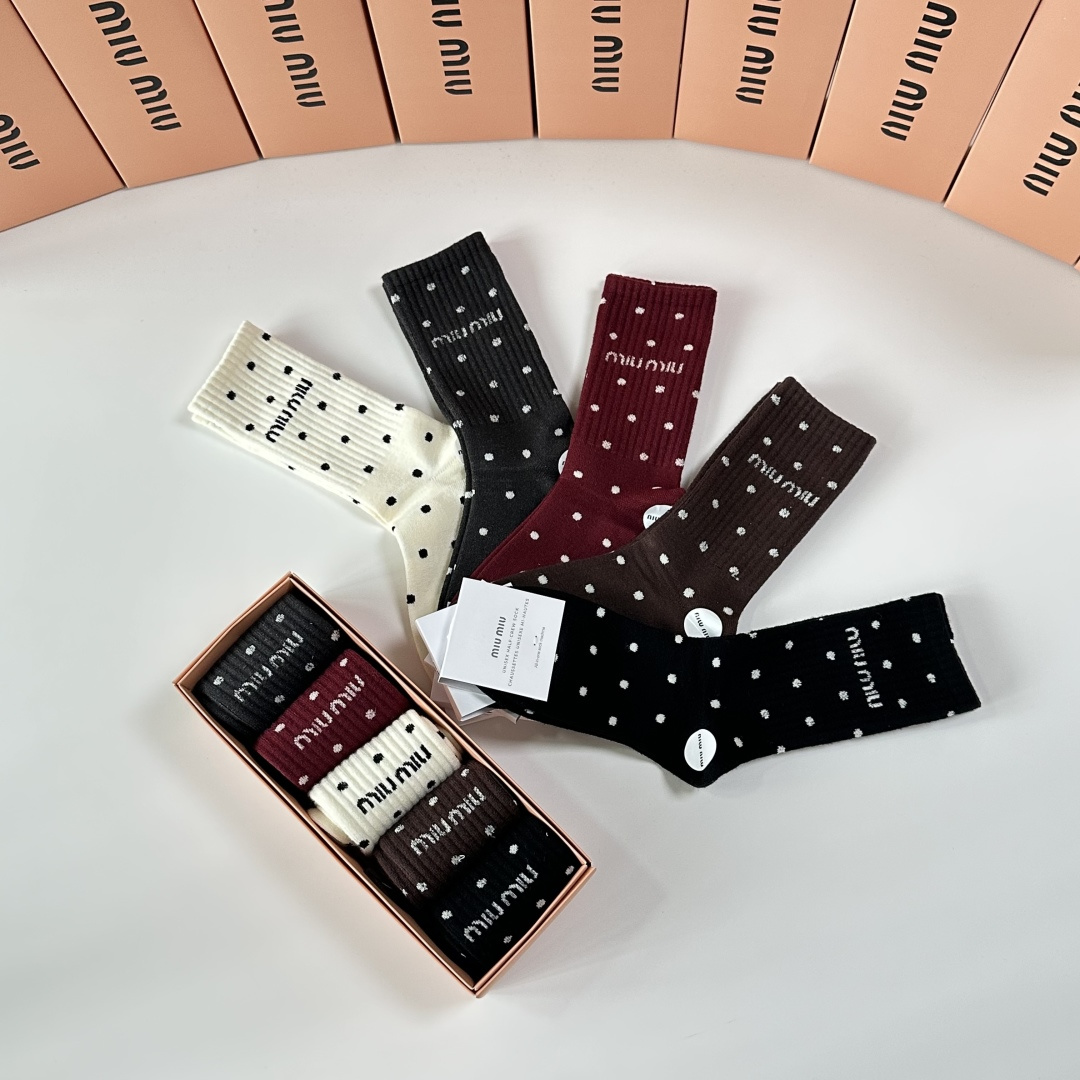 💛配专柜包装MiuMiu（缪缪）新款羊毛中长款堆堆袜袜子！一盒五双，专柜同步筒袜袜子，💛大牌出街，潮人必
