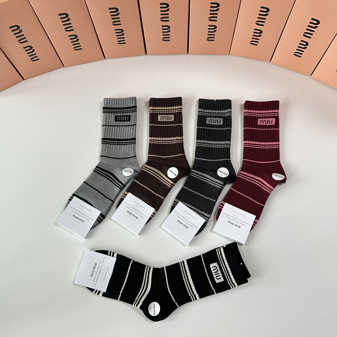 💛配专柜包装MiuMiu（缪缪）新款羊毛中长款堆堆袜袜子！一盒五双，专柜同步筒袜袜子，💛大牌出街，潮人必