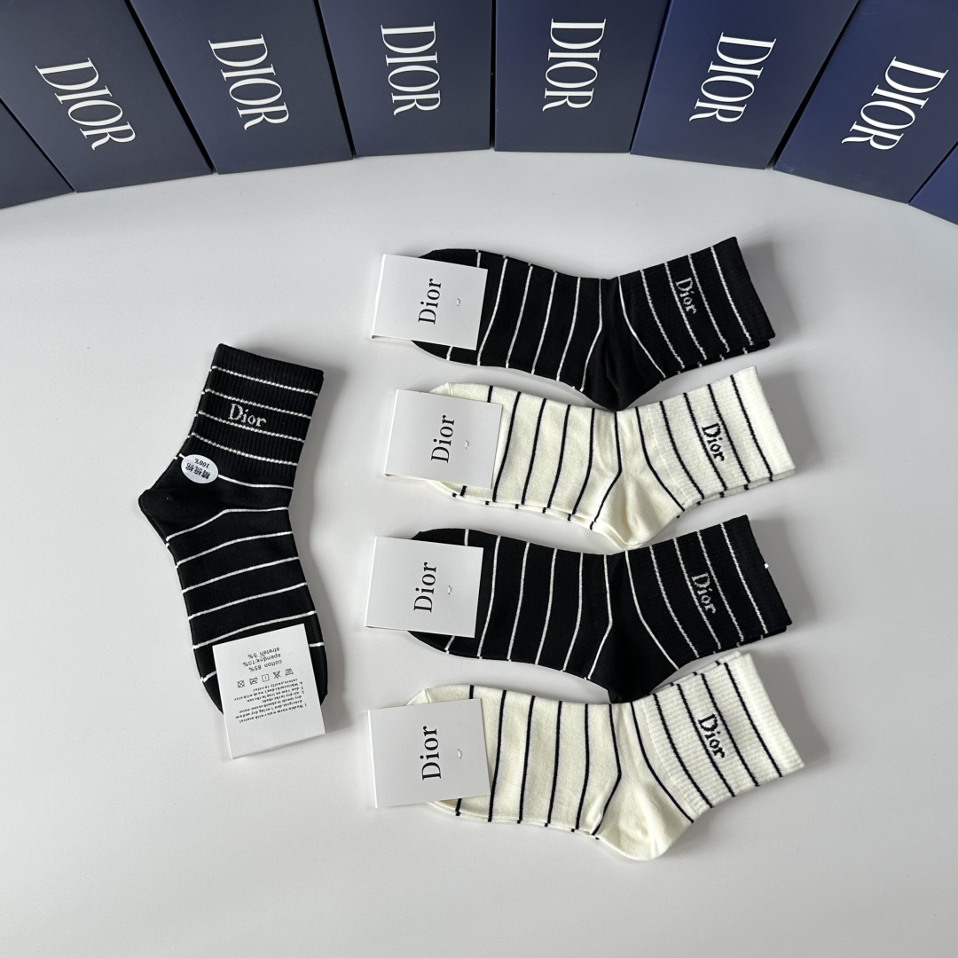 💛配专柜包装DIOR（迪奥）新款中长款堆堆袜袜子！一盒五双，专柜同步筒袜袜子，💛大牌出街，潮人必备🔥超好