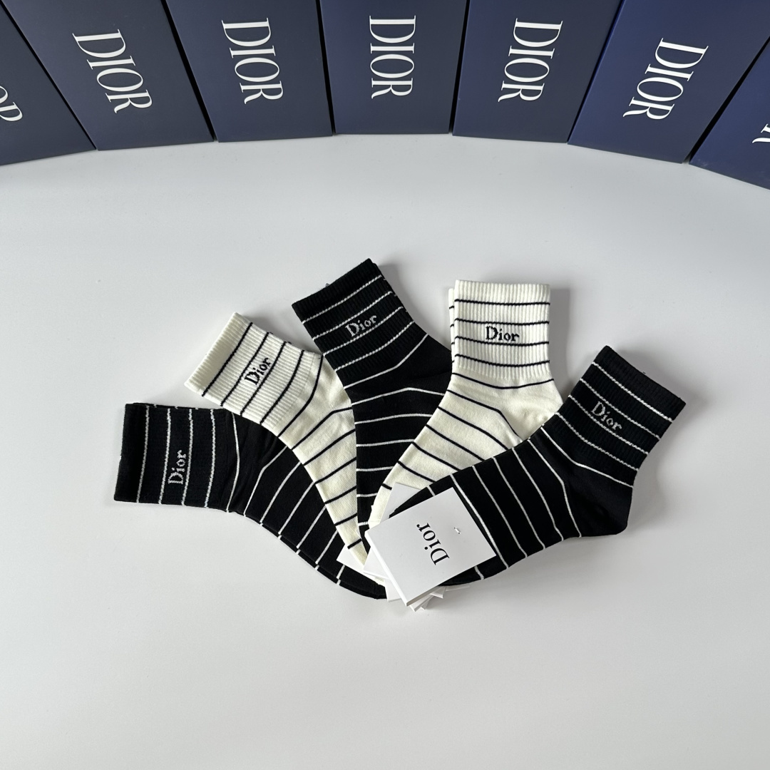 💛配专柜包装DIOR（迪奥）新款中长款堆堆袜袜子！一盒五双，专柜同步筒袜袜子，💛大牌出街，潮人必备🔥超好