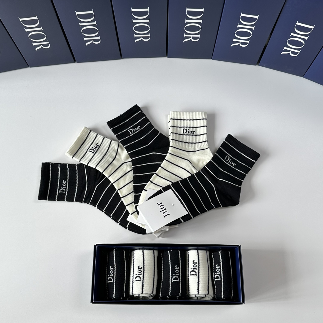 💛配专柜包装DIOR（迪奥）新款中长款堆堆袜袜子！一盒五双，专柜同步筒袜袜子，💛大牌出街，潮人必备🔥超好