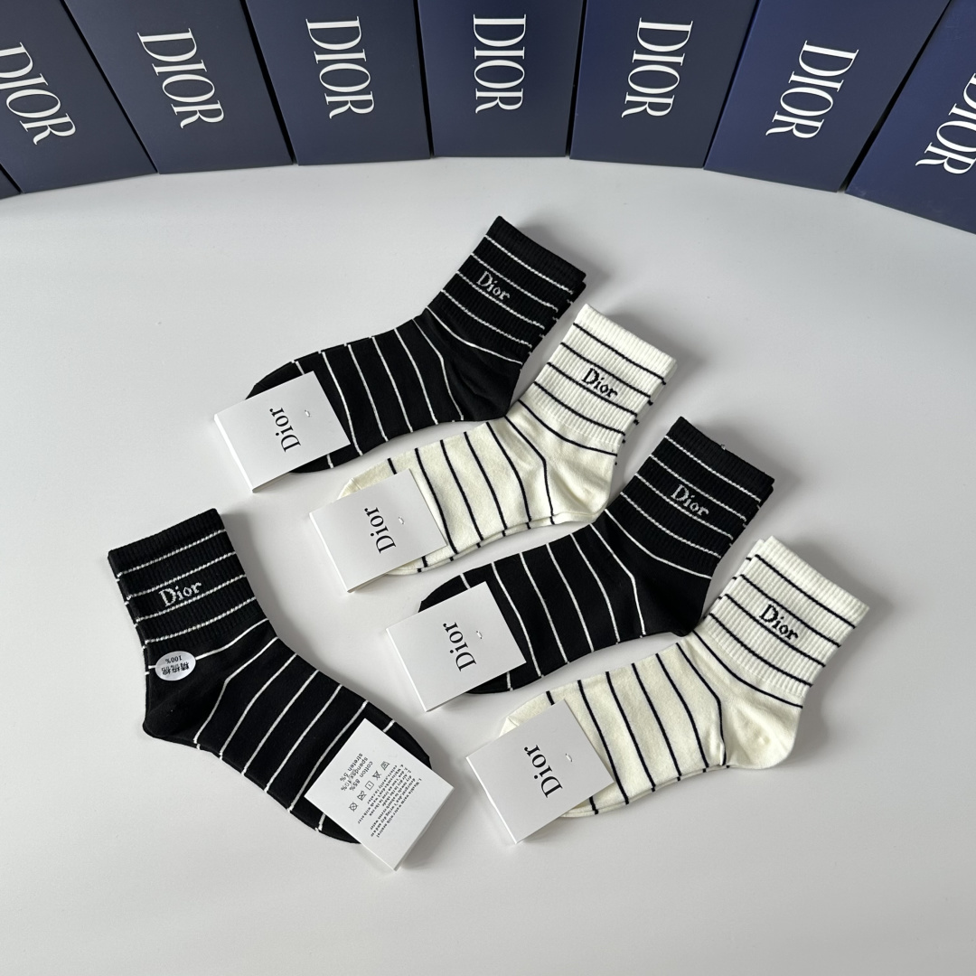 💛配专柜包装DIOR（迪奥）新款中长款堆堆袜袜子！一盒五双，专柜同步筒袜袜子，💛大牌出街，潮人必备🔥超好