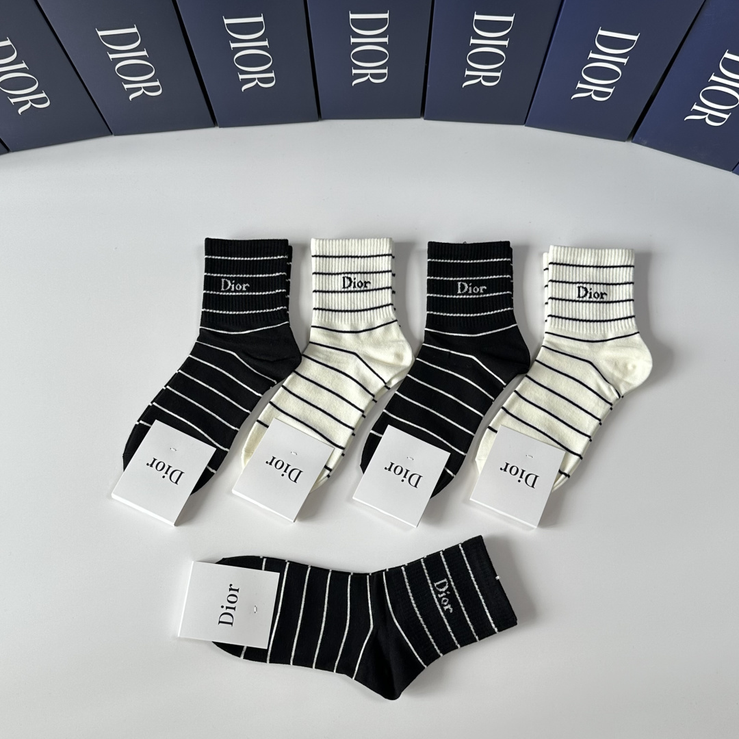 💛配专柜包装DIOR（迪奥）新款中长款堆堆袜袜子！一盒五双，专柜同步筒袜袜子，💛大牌出街，潮人必备🔥超好