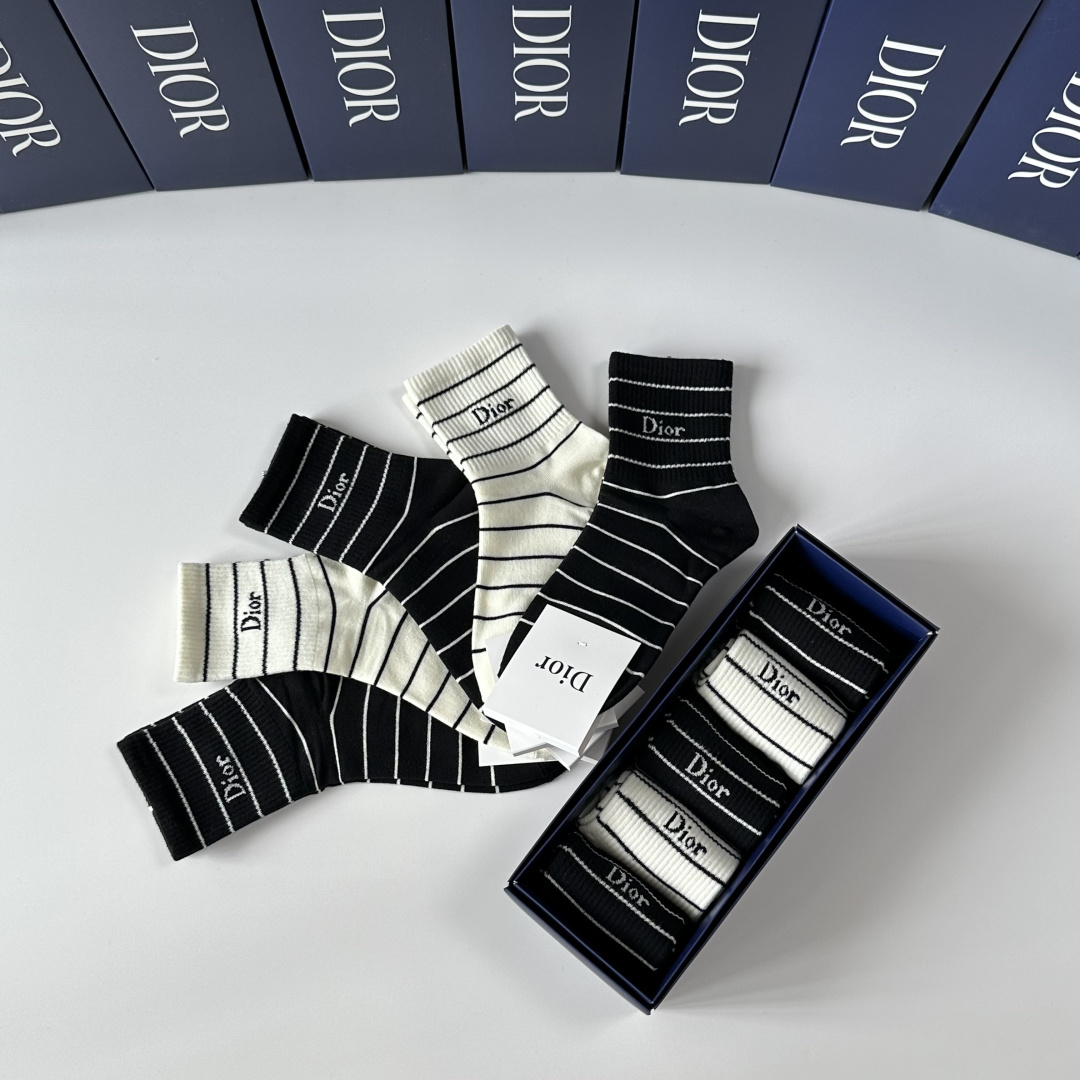 💛配专柜包装DIOR（迪奥）新款中长款堆堆袜袜子！一盒五双，专柜同步筒袜袜子，💛大牌出街，潮人必备🔥超好