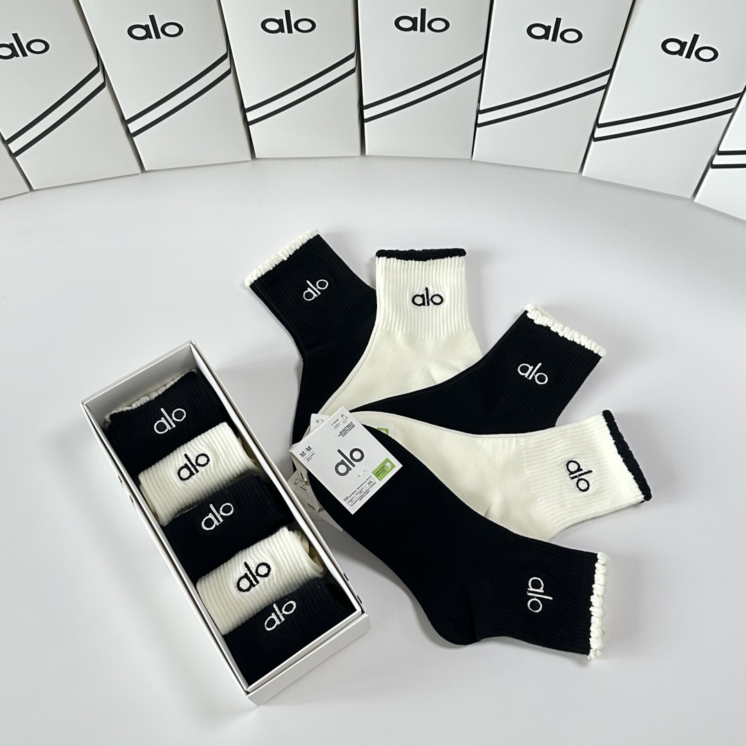 💛配包装ALO 新款刺绣中长筒款堆堆袜袜子！一盒五双， 专柜同步筒款袜子，💛大牌出街，潮人必备🔥超好搭