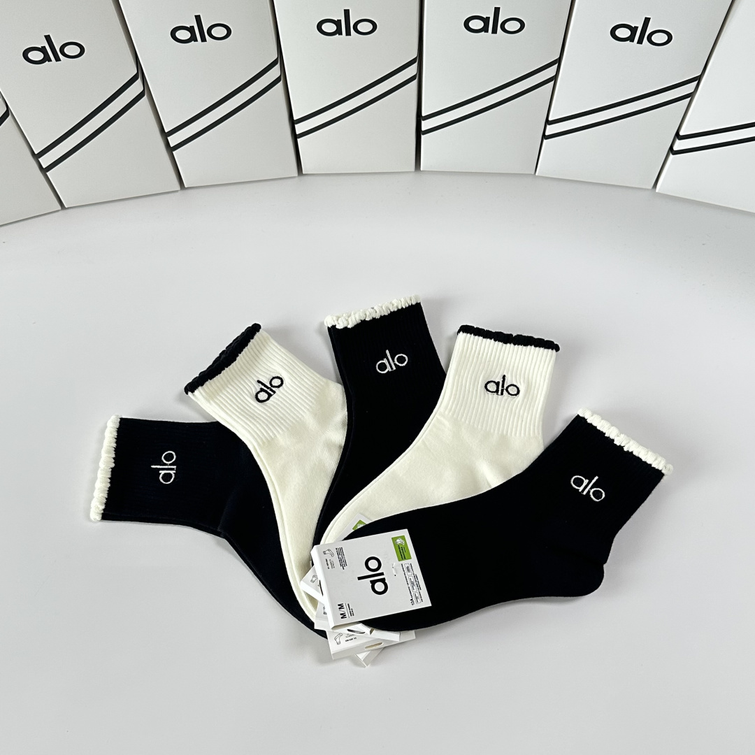 💛配包装ALO 新款刺绣中长筒款堆堆袜袜子！一盒五双， 专柜同步筒款袜子，💛大牌出街，潮人必备🔥超好搭