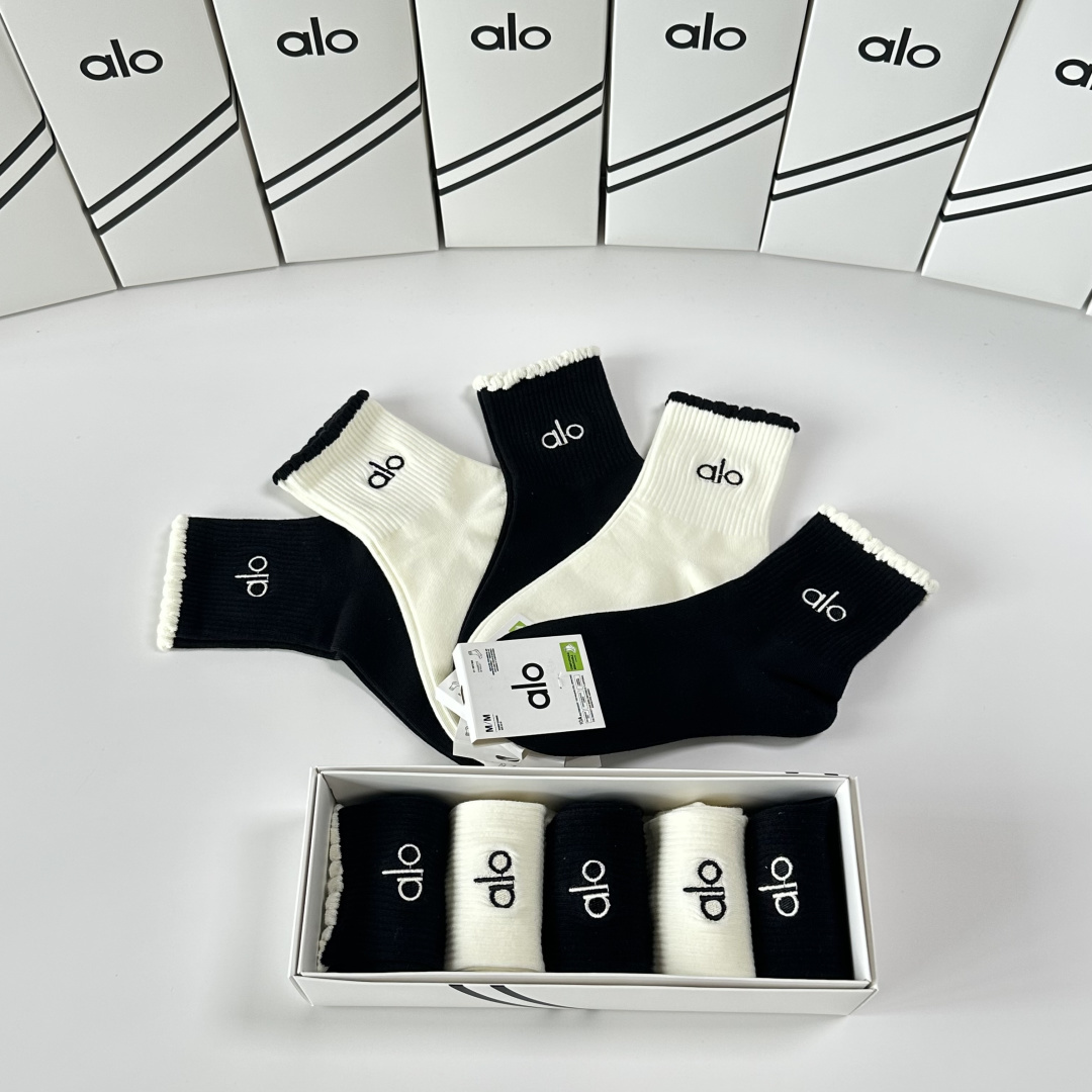 💛配包装ALO 新款刺绣中长筒款堆堆袜袜子！一盒五双， 专柜同步筒款袜子，💛大牌出街，潮人必备🔥超好搭