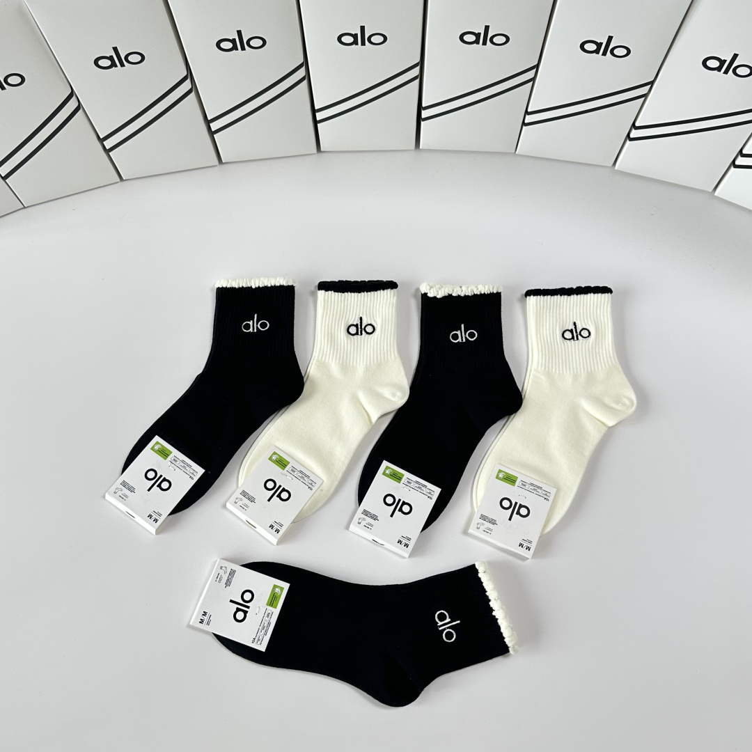💛配包装ALO 新款刺绣中长筒款堆堆袜袜子！一盒五双， 专柜同步筒款袜子，💛大牌出街，潮人必备🔥超好搭