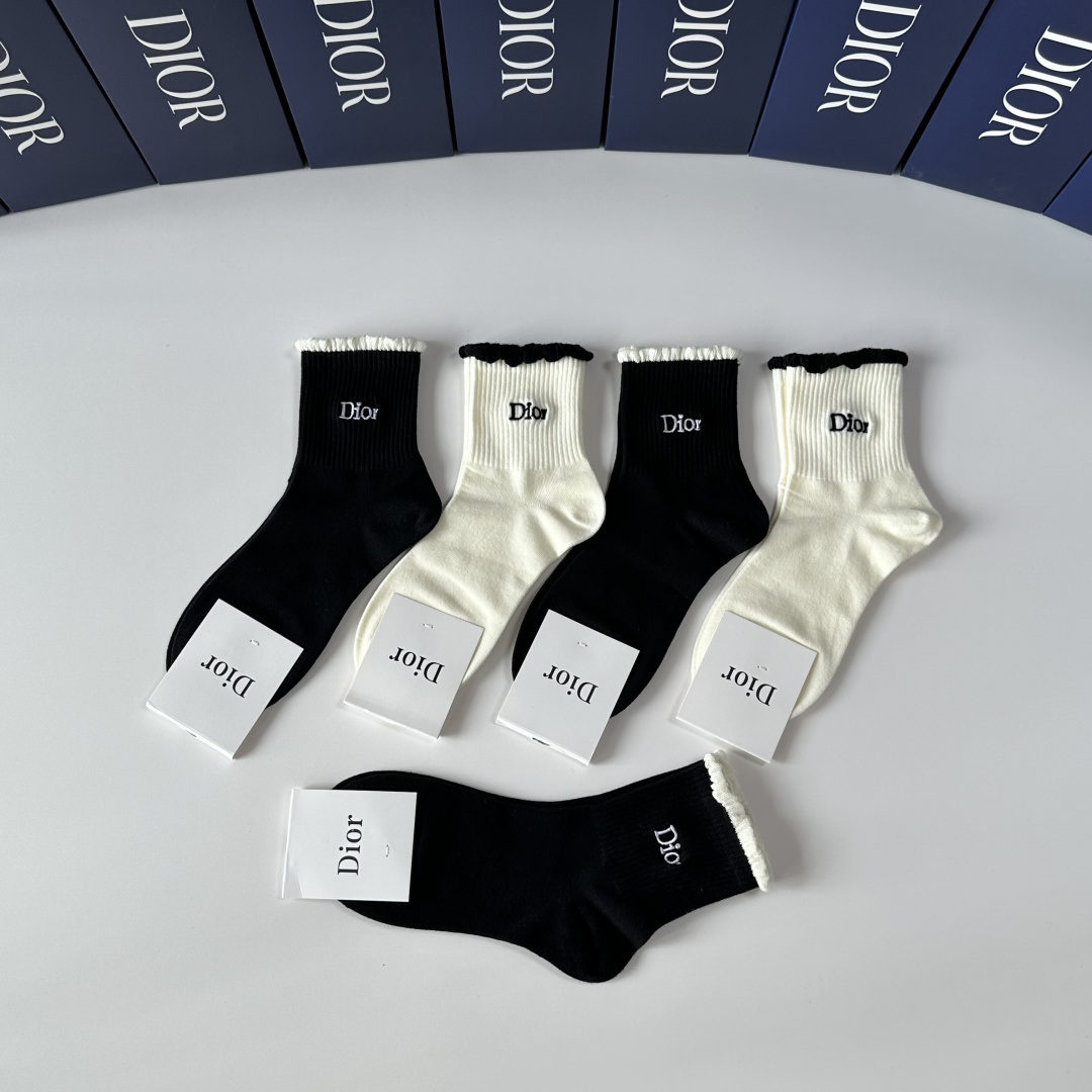 💛配包装Dior（迪奥）新款经典刺绣中长筒袜堆堆袜袜子！一盒五双， 专柜同步筒袜袜子，💛大牌出街，潮人必