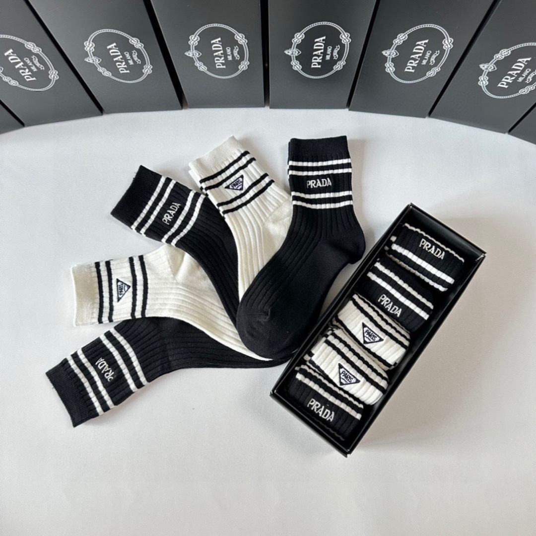 💛配包装PRADA（普拉达）新款刺绣经典中长款堆堆袜袜子！一盒五双， 专柜同步筒款袜子，💛大牌出街，潮人
