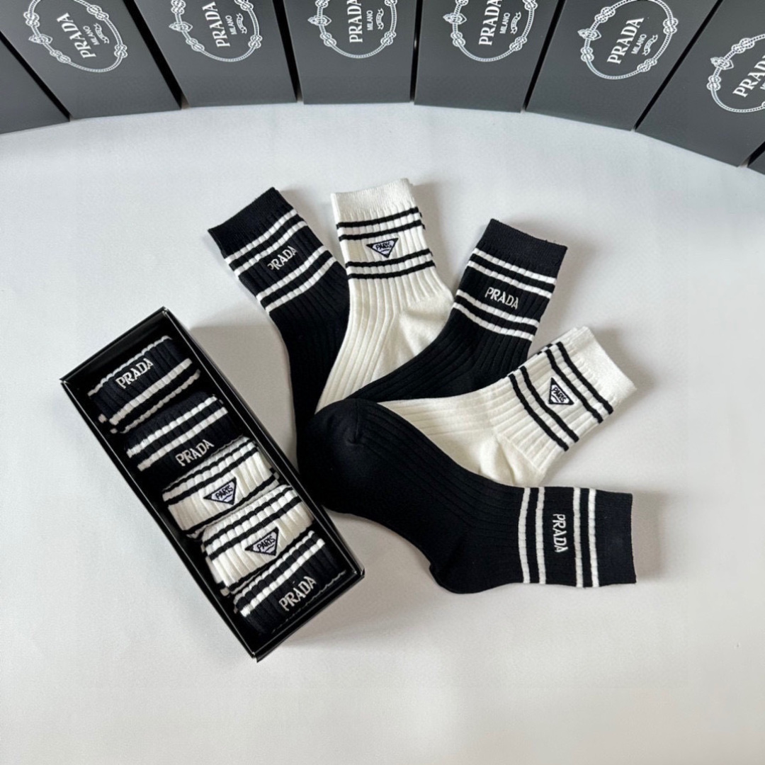 💛配包装PRADA（普拉达）新款刺绣经典中长款堆堆袜袜子！一盒五双， 专柜同步筒款袜子，💛大牌出街，潮人