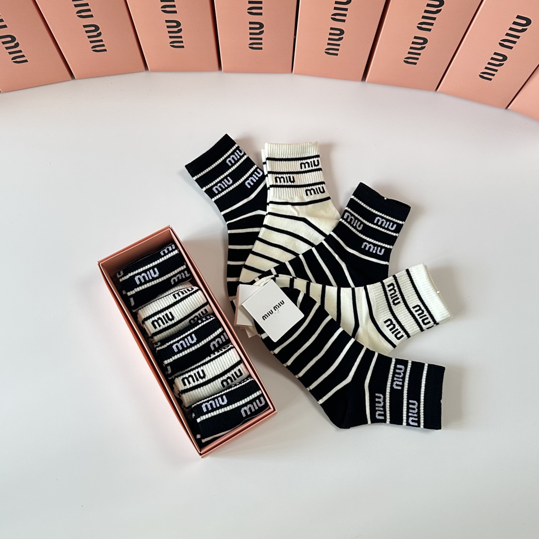 💛配包装MiuMiu（缪缪）新款中长款堆堆袜袜子！一盒五双， 专柜同步筒款袜子，💛大牌出街，潮人必备🔥超