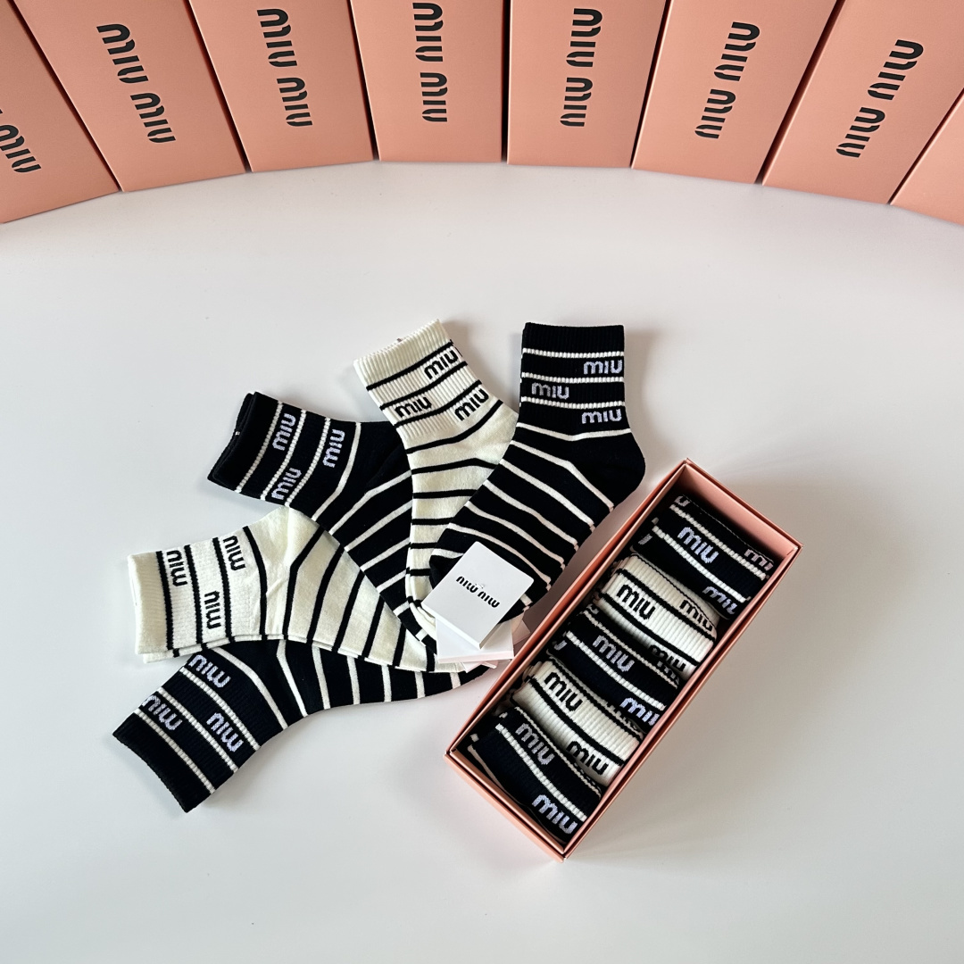 💛配包装MiuMiu（缪缪）新款中长款堆堆袜袜子！一盒五双， 专柜同步筒款袜子，💛大牌出街，潮人必备🔥超
