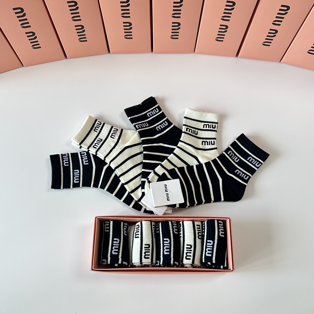 💛配包装MiuMiu（缪缪）新款中长款堆堆袜袜子！一盒五双， 专柜同步筒款袜子，💛大牌出街，潮人必备🔥超