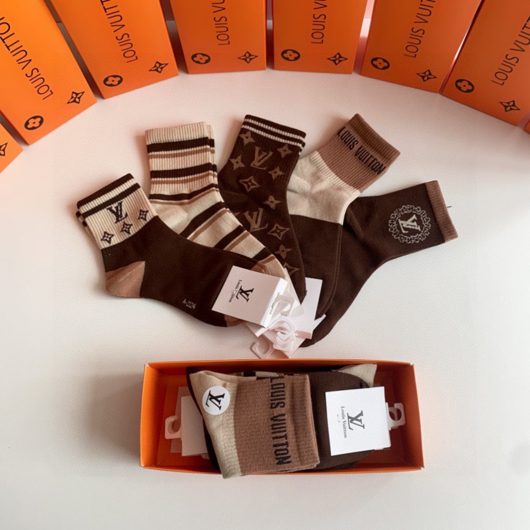💛配包装LV（路易威登）新款经典中长款堆堆袜袜子！一盒五双， 专柜同步筒款袜子，💛大牌出街，潮人必备🔥超