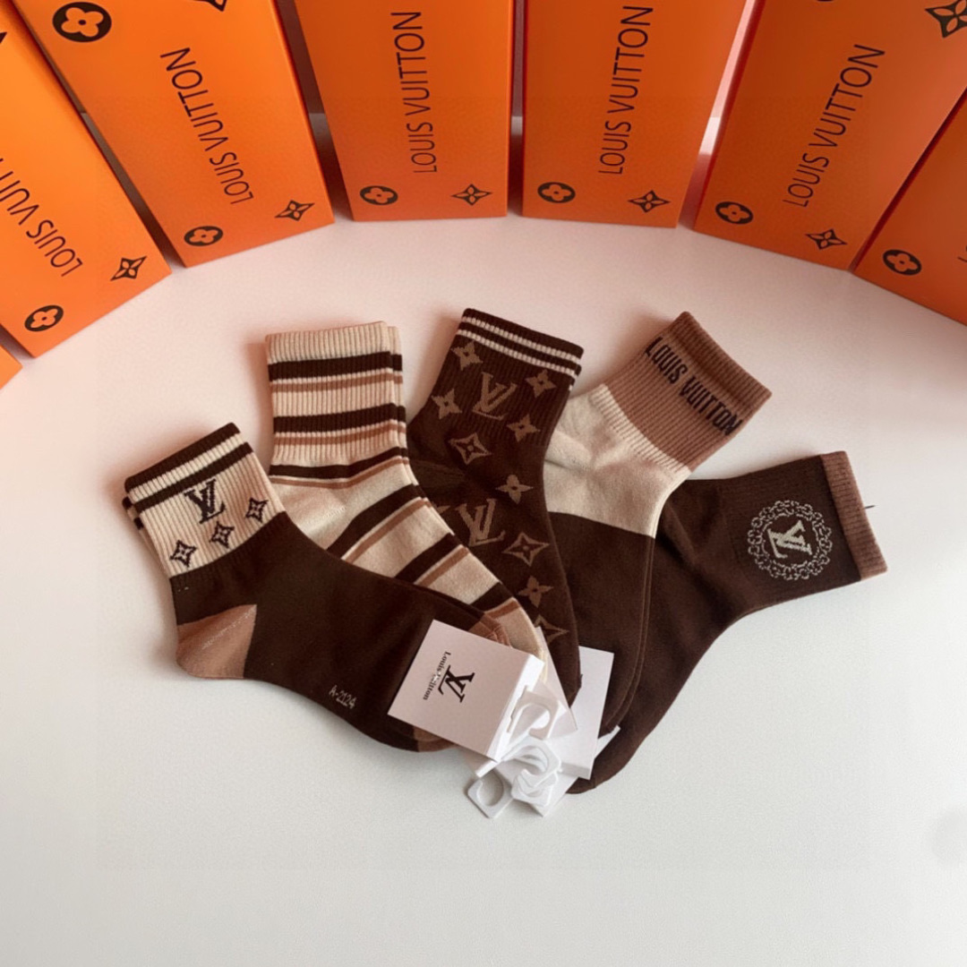 💛配包装LV（路易威登）新款经典中长款堆堆袜袜子！一盒五双， 专柜同步筒款袜子，💛大牌出街，潮人必备🔥超