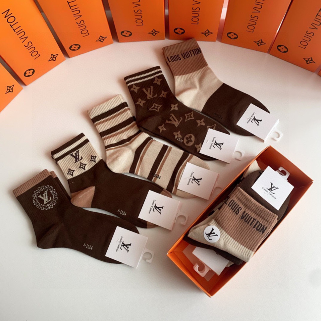 💛配包装LV（路易威登）新款经典中长款堆堆袜袜子！一盒五双， 专柜同步筒款袜子，💛大牌出街，潮人必备🔥超