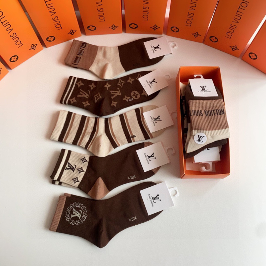 💛配包装LV（路易威登）新款经典中长款堆堆袜袜子！一盒五双， 专柜同步筒款袜子，💛大牌出街，潮人必备🔥超