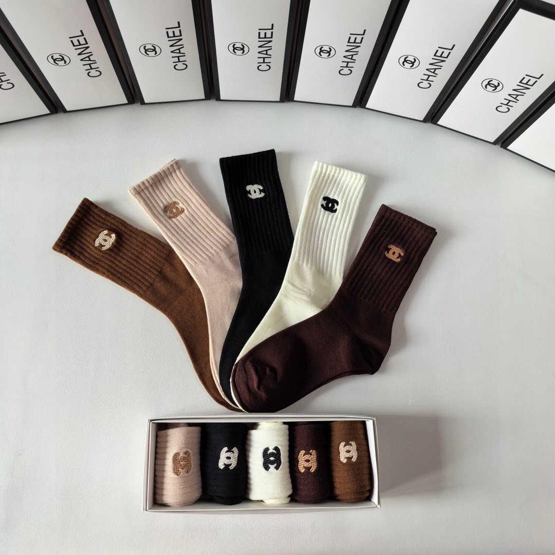💛配专柜包装Chanel(香奈儿)新款羊绒刺绣中长款堆堆袜袜子！一盒五双，专柜同步筒袜袜子，💛大牌出街，