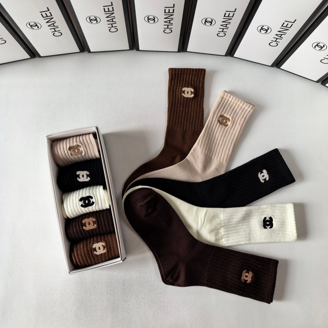 💛配专柜包装Chanel(香奈儿)新款羊绒刺绣中长款堆堆袜袜子！一盒五双，专柜同步筒袜袜子，💛大牌出街，