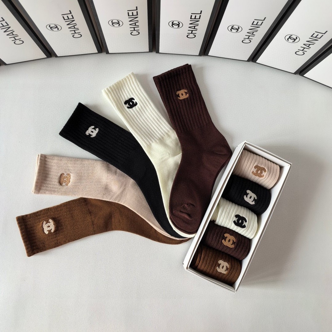 💛配专柜包装Chanel(香奈儿)新款羊绒刺绣中长款堆堆袜袜子！一盒五双，专柜同步筒袜袜子，💛大牌出街，